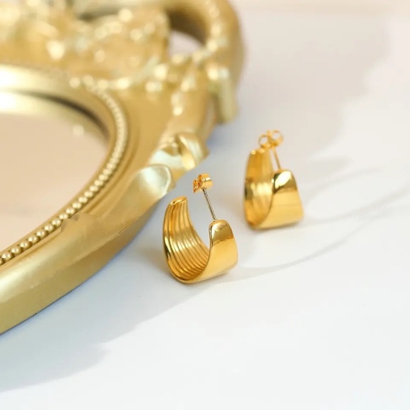 Elegant Gold Hoop Earrings - Picture 3 of 10